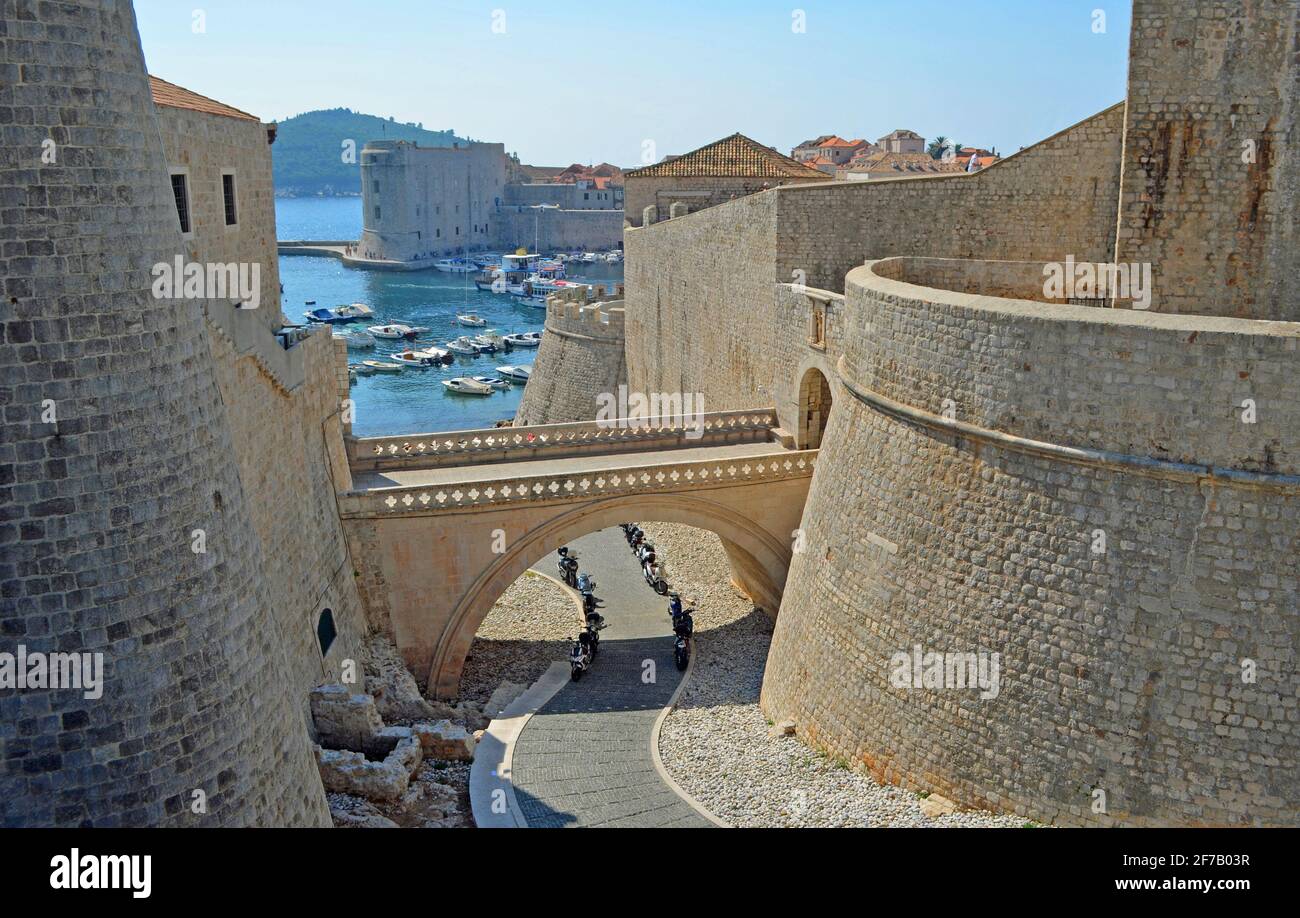 Dubrovnik Old Town Ploče Gate Ponte Revelin e Fortezza e Porto. Foto Stock