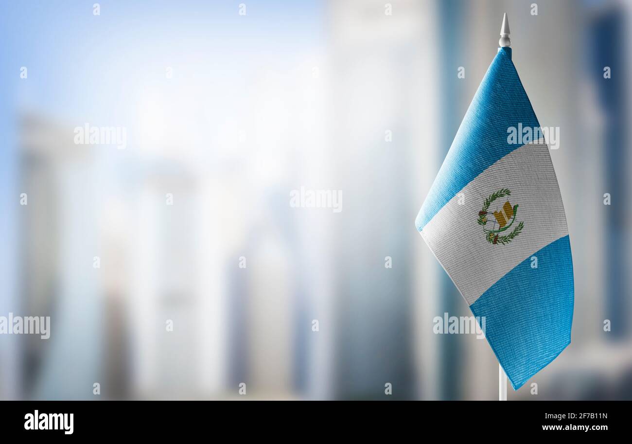 Una piccola bandiera del Guatemala sullo sfondo di a. sfondo sfocato Foto Stock