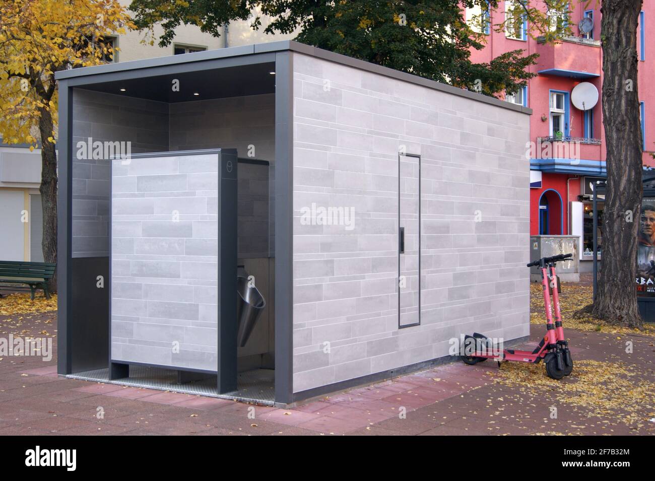 Toilettenhaus der Firma Wall am Metzer Platz a Berlin-Spandau, Wilhelmstadt Foto Stock