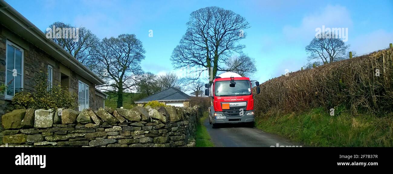 Forniture di gas nelle zone rurali in Scozia (2017). Una petroliera a gas di calor negozia strette strade di campagna per consegnare ad un cottage remoto. Foto Stock