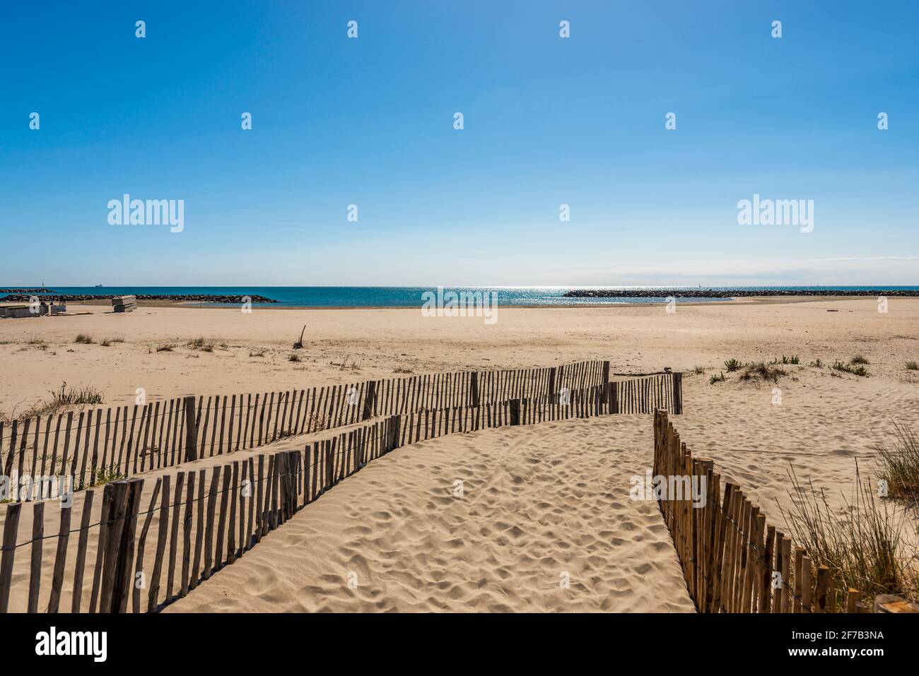 Spiaggia della fontana sul Mediterraneo, in inverno, a Sète, in Herault, Occitanie, Francia Foto Stock