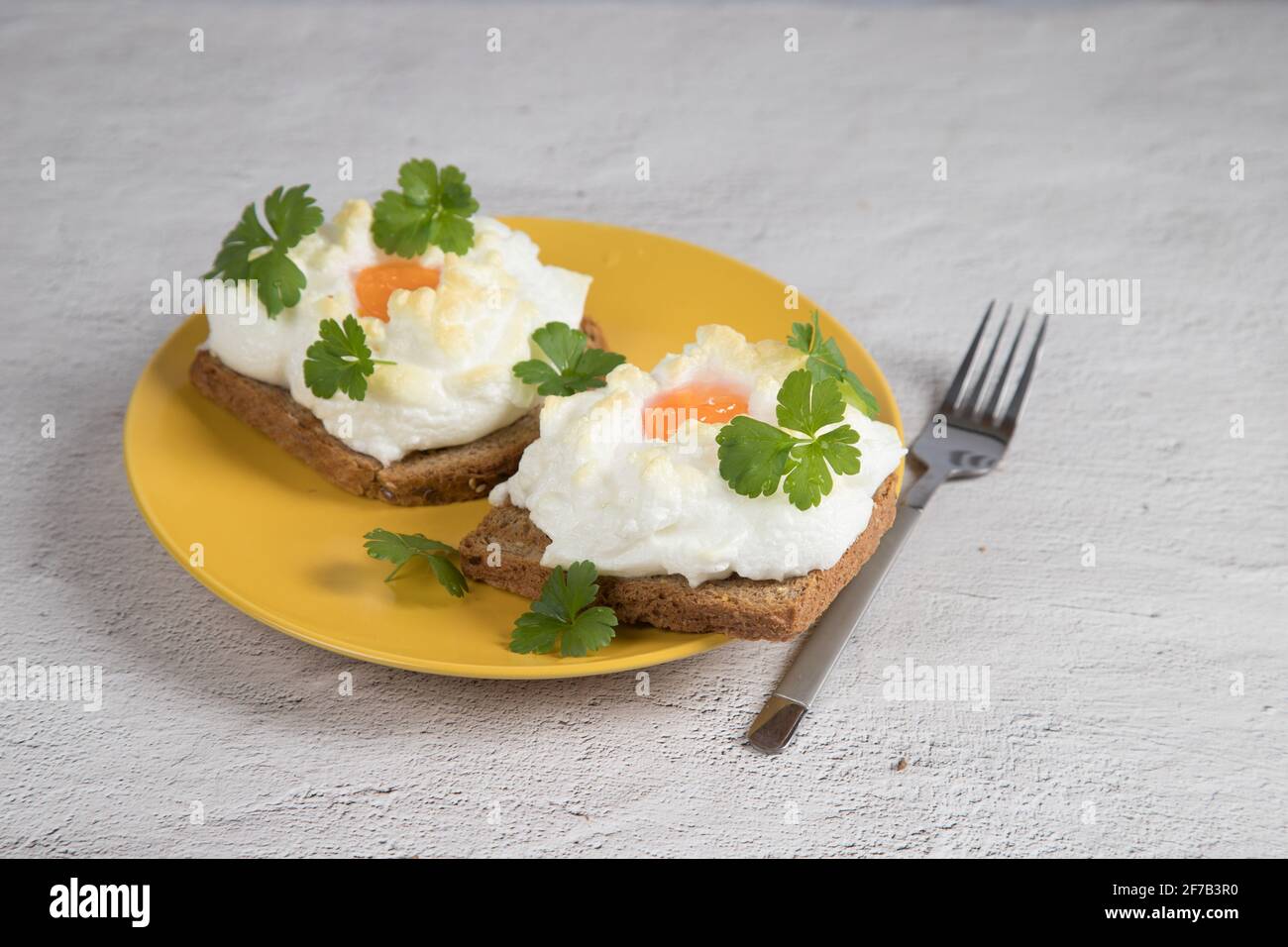Una colazione dietetica di toast al forno con uova sbattute. Foto Stock