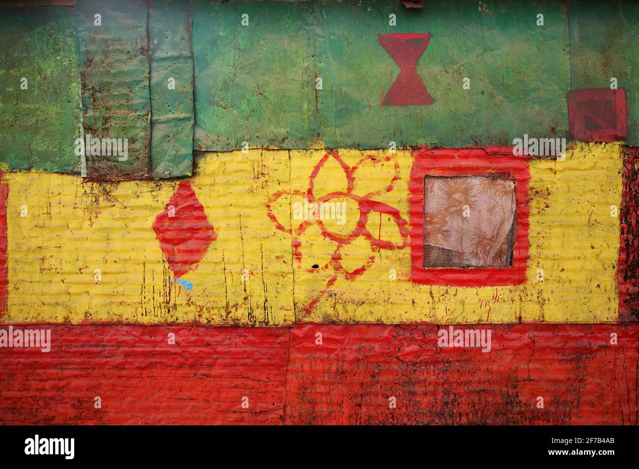 Muro in ferro corrugato con paited. Kood Buur Refugee Camp, Hargeisa, Somaliland Foto Stock