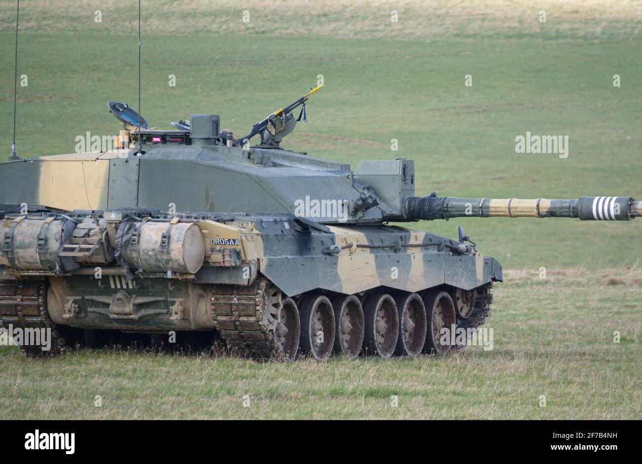 British Army Challenger 2 II FV4034 serbatoio principale di battaglia in un esercizio di battaglia militare, Wiltshire UK Foto Stock