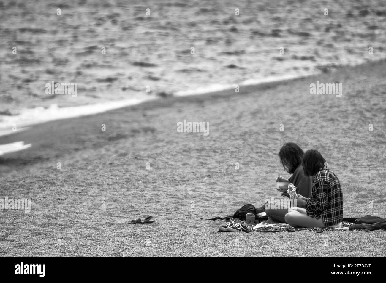 persone in spiaggia una giornata estiva al playa de pals sulla costa brava a girona nel spagna settentrionale Foto Stock
