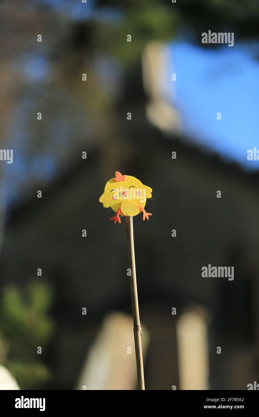 Slad, Regno Unito, 4 aprile 2021. Pasqua Domenica decorazioni della chiesa in Slad cortile chiesa sopra guardando la bella valle vicino Stroud, Gloucestershire. Foto Stock