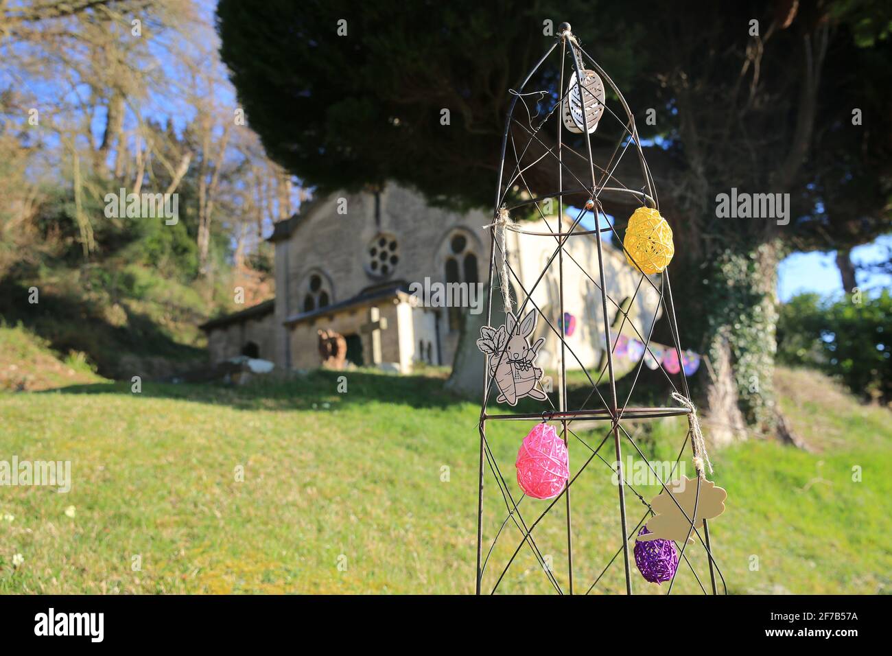 Slad, Regno Unito, 4 aprile 2021. Pasqua Domenica decorazioni della chiesa in Slad cortile chiesa sopra guardando la bella valle vicino Stroud, Gloucestershire. Foto Stock