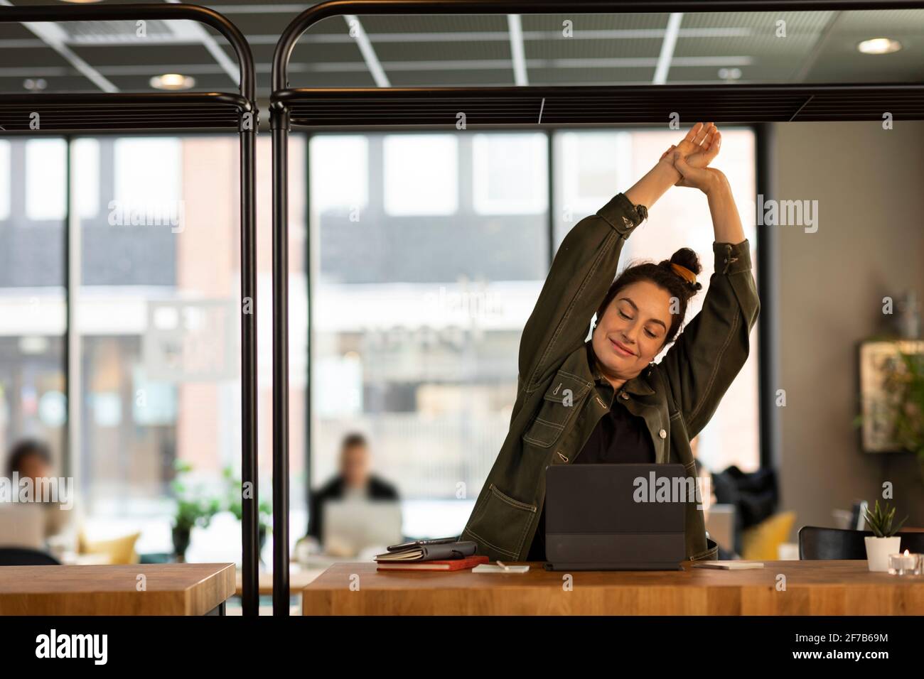Donna al bar che usa un tablet digitale Foto Stock