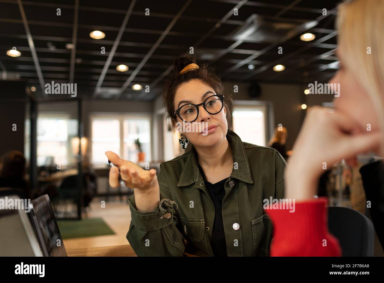 Donne che parlano in ufficio Foto Stock