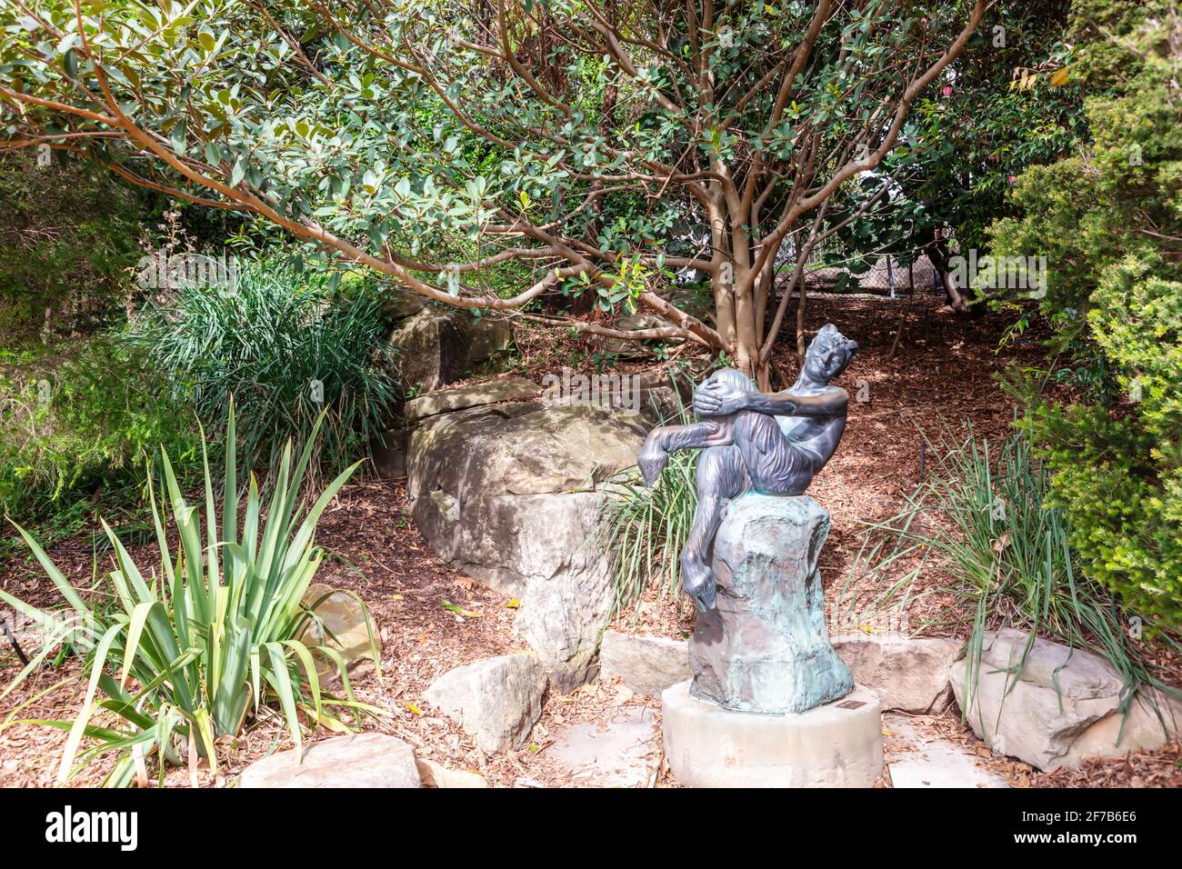 The Satyr, una scultura in bronzo di Frank 'Guy' Lynch situata nei Royal Botanic Gardens nel centro di Sydney, Australia. Foto Stock