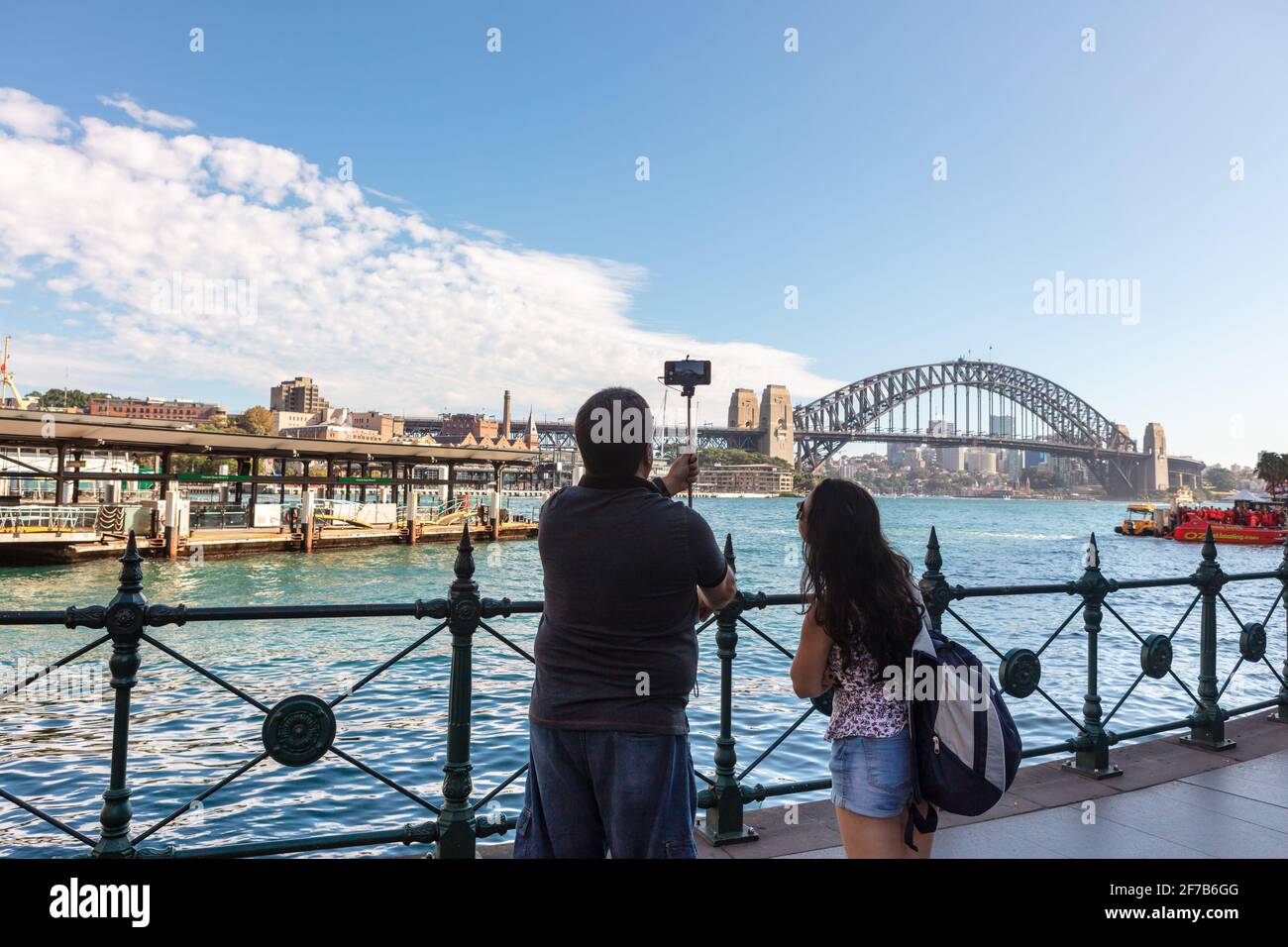 I turisti scattano foto al Ponte dell'Porto, che collega la North Shore con il quartiere centrale degli affari di Sydney. Foto Stock