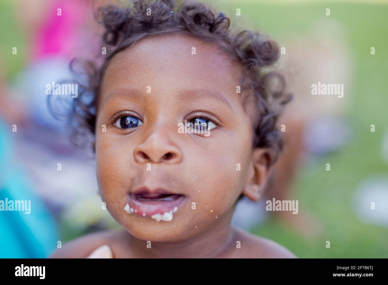 Bambino che guarda via Foto Stock