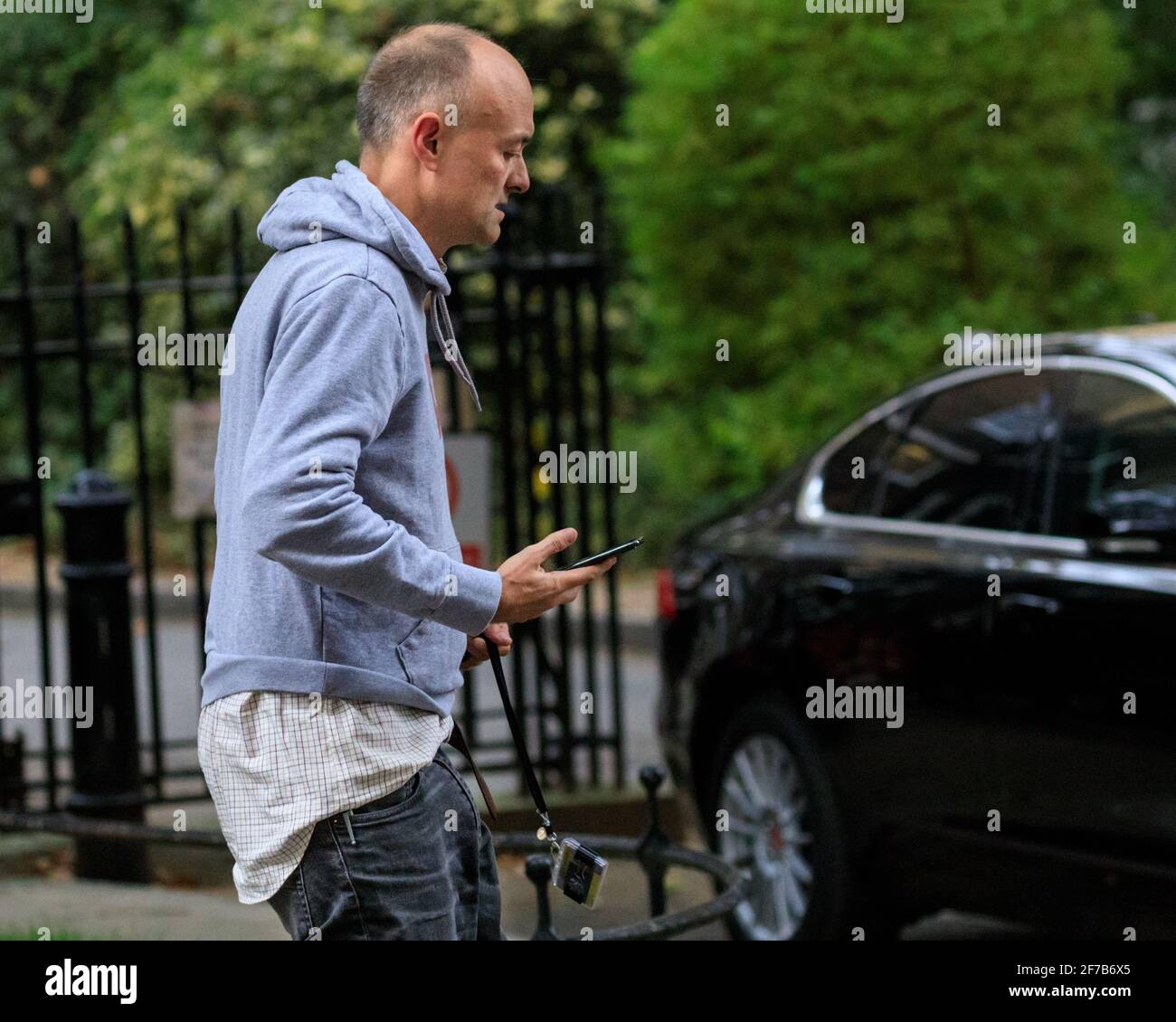 Dominic Cummings, il consigliere capo del primo ministro e stratega politico, parte da Downing Street, vestita di abbigliamento casual, Londra, Regno Unito Foto Stock