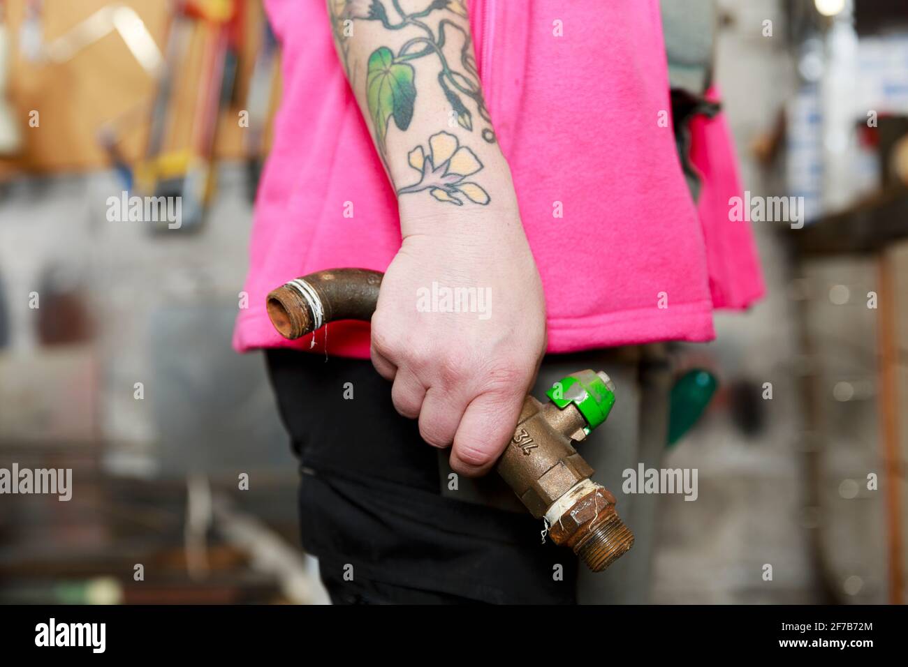 Lumber's Hands Holding Pipe Foto Stock