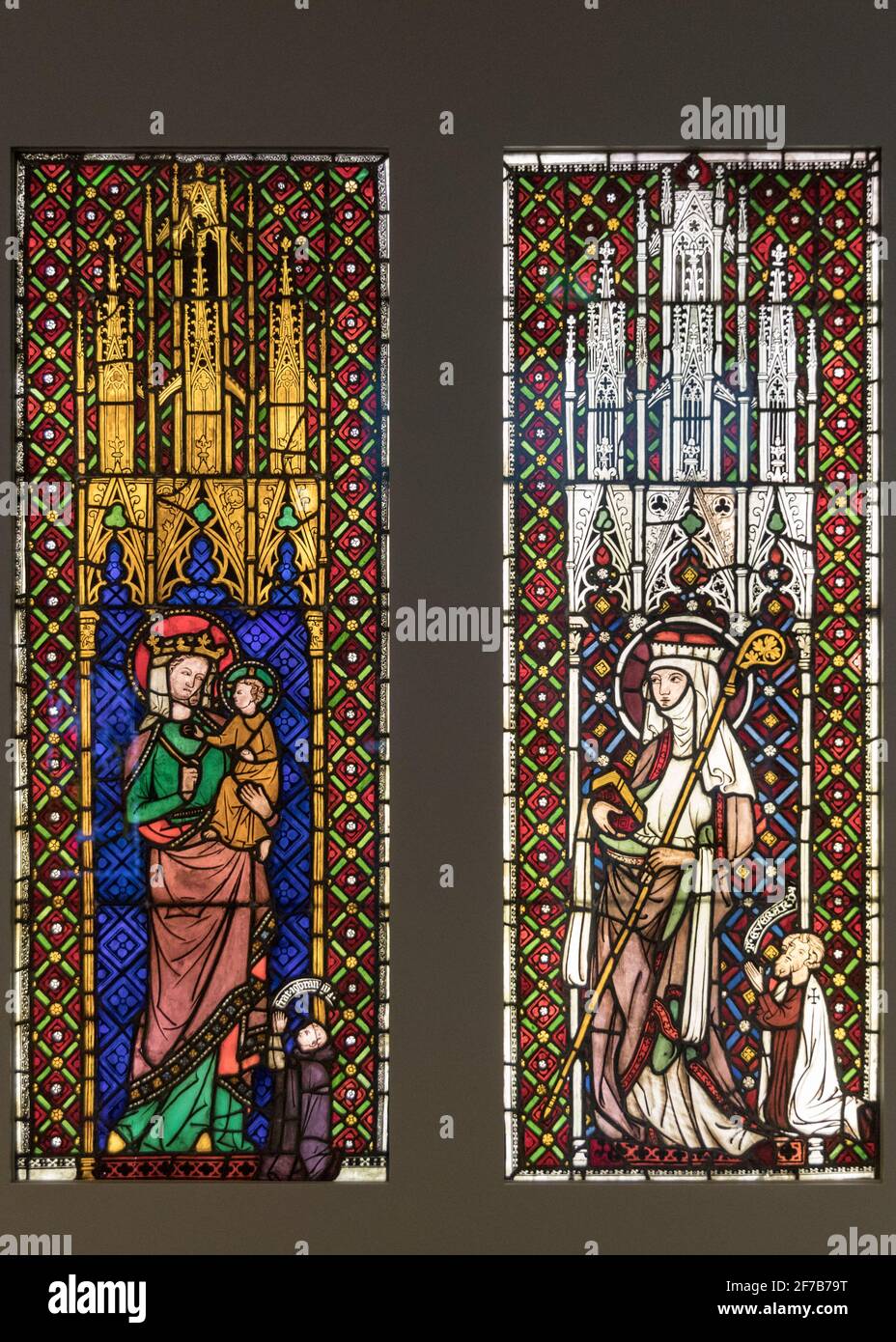 Madonna con bambino (c.. 1290/1300) e San Gertrude di Nivelles con i donatori (c.. 1330/40), vetrate, Museo d'Arte e Cultura, Münster Foto Stock