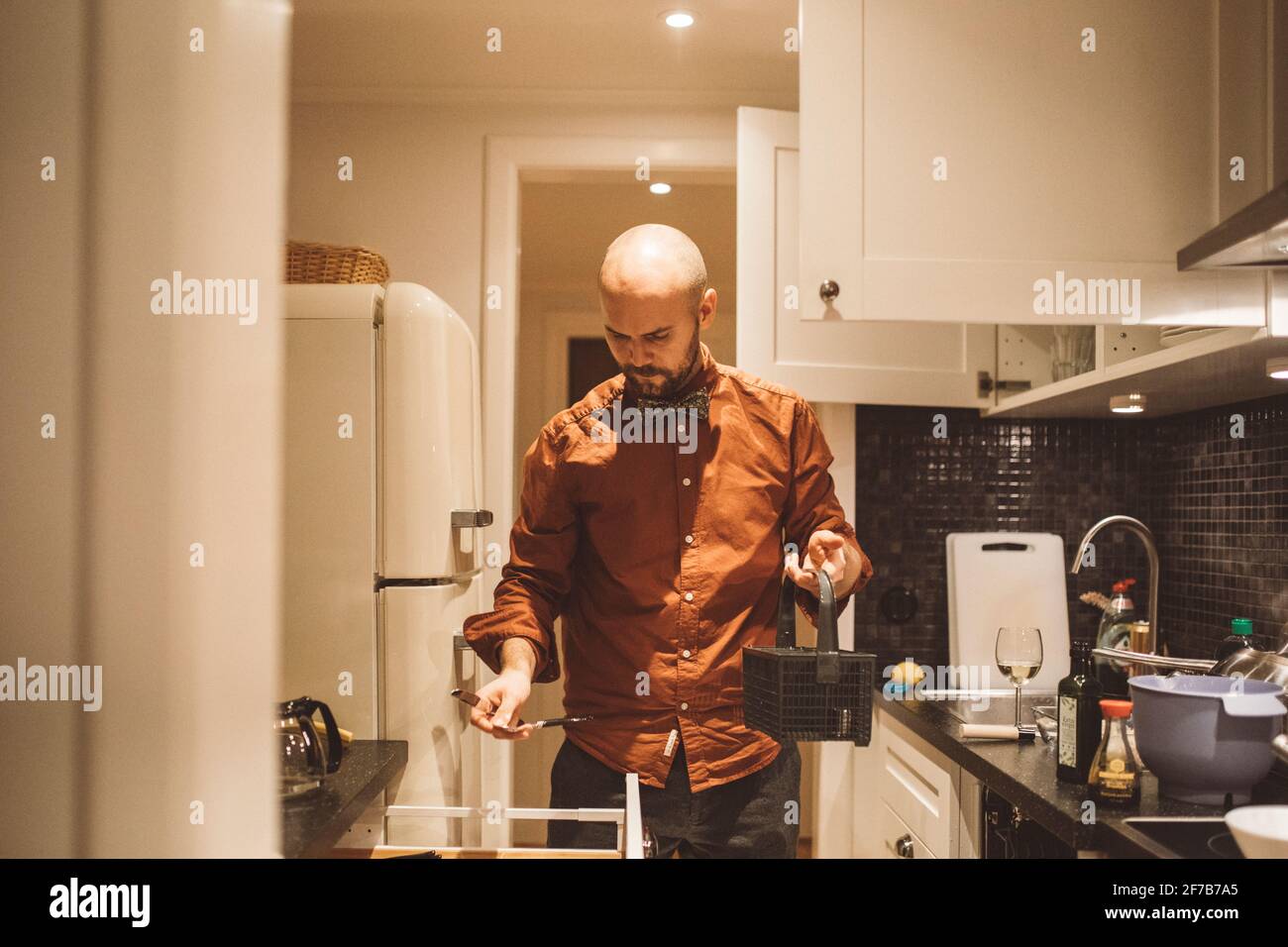 Uomo in cucina Foto Stock