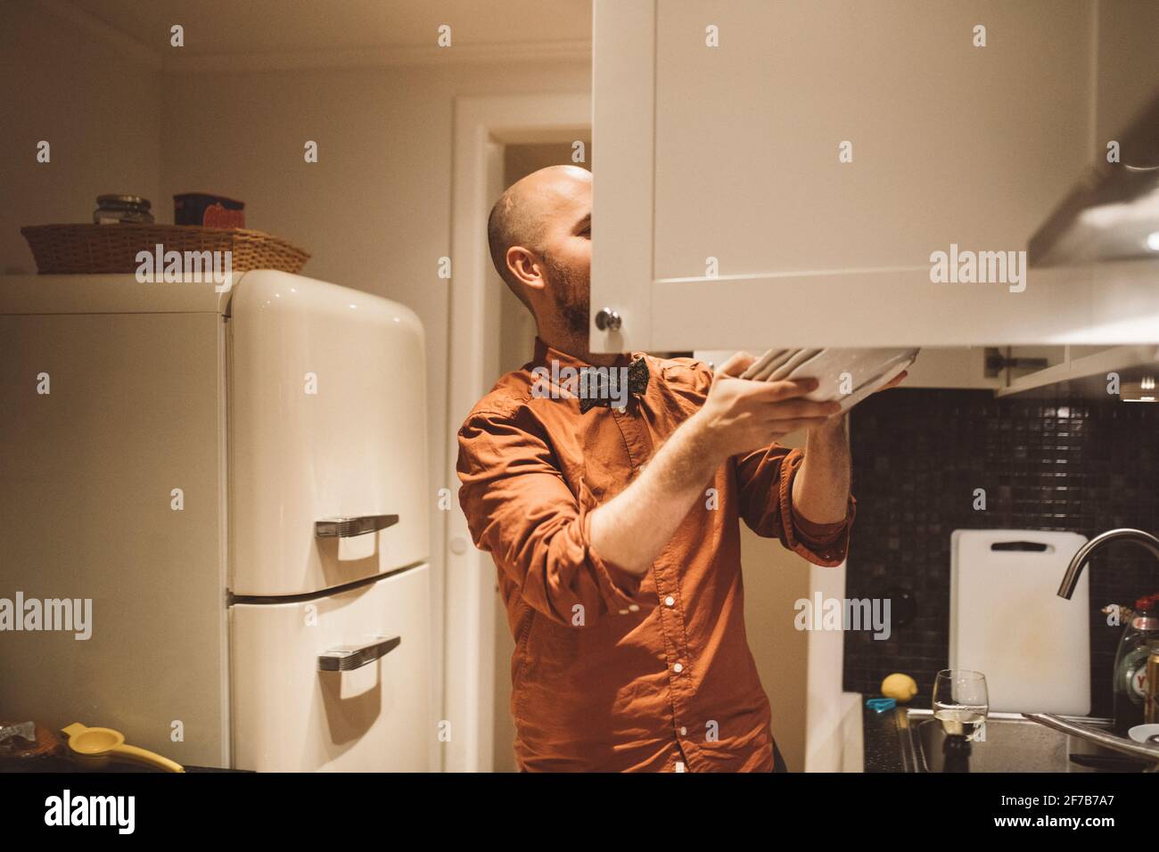 Uomo in cucina Foto Stock