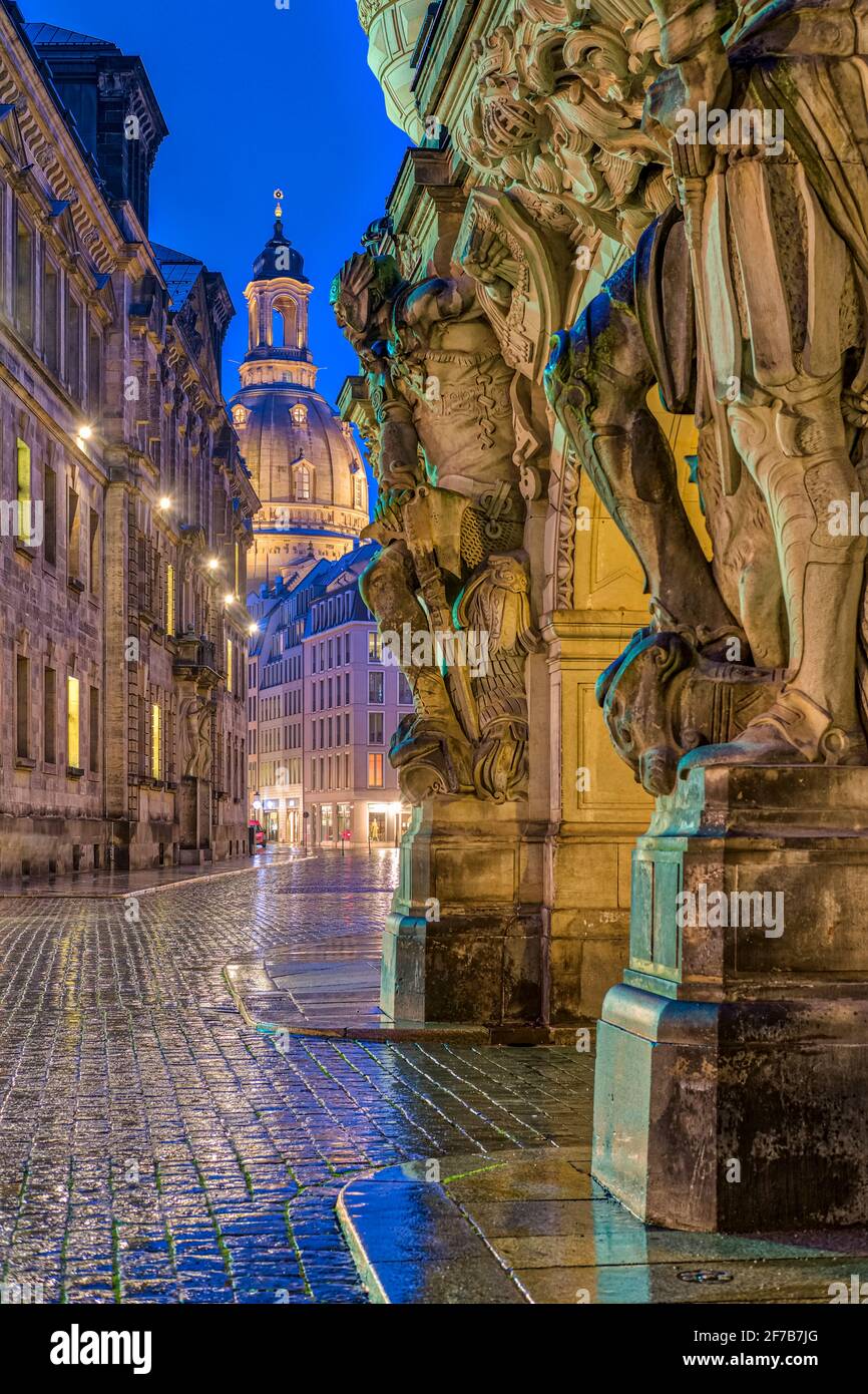Vista attraverso la strada Augustusstrasse, la vecchia Georgentor, la porta di Giorgio (di fronte), la Casa sassone degli Stati (a sinistra), la Chiesa di nostra Signora (indietro) Foto Stock