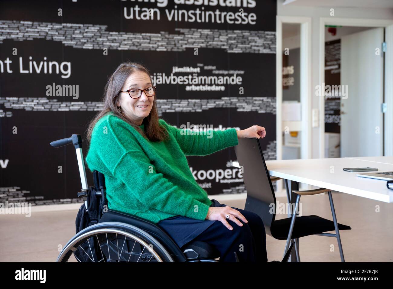 Donna disabile durante la riunione in ufficio Foto Stock