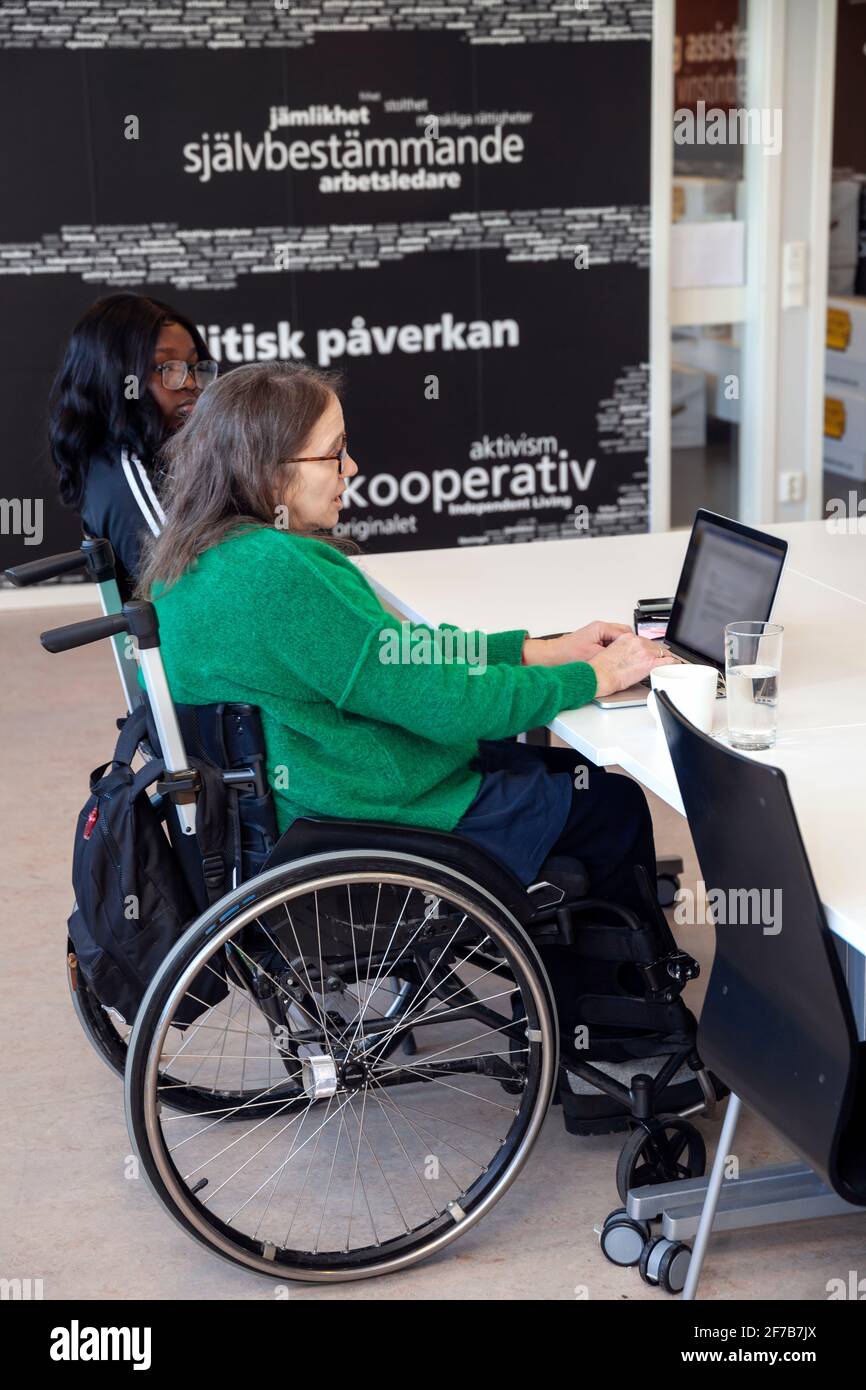 Donna disabile durante la riunione in ufficio Foto Stock