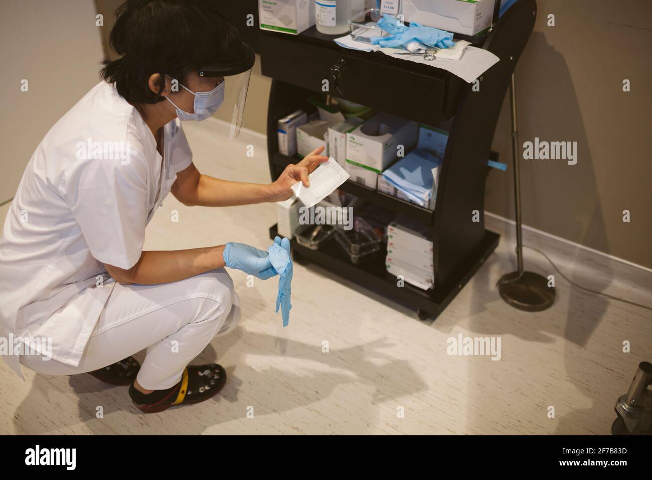Medico che prepara il bendaggio Foto Stock