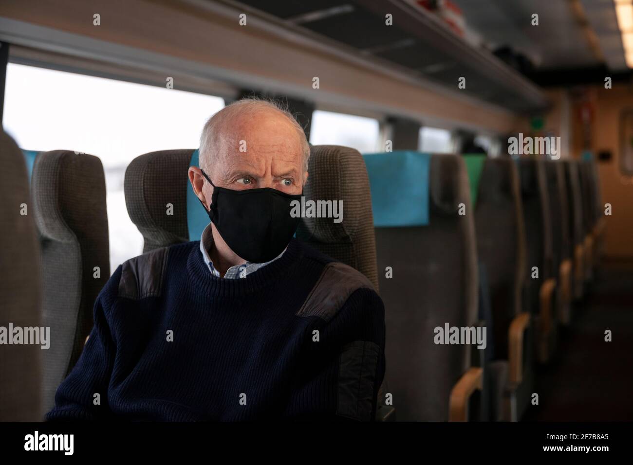 Uomo anziano che viaggia in treno Foto Stock