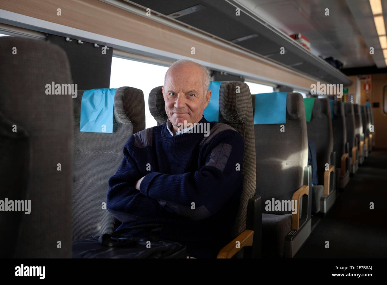 Uomo anziano che viaggia in treno Foto Stock