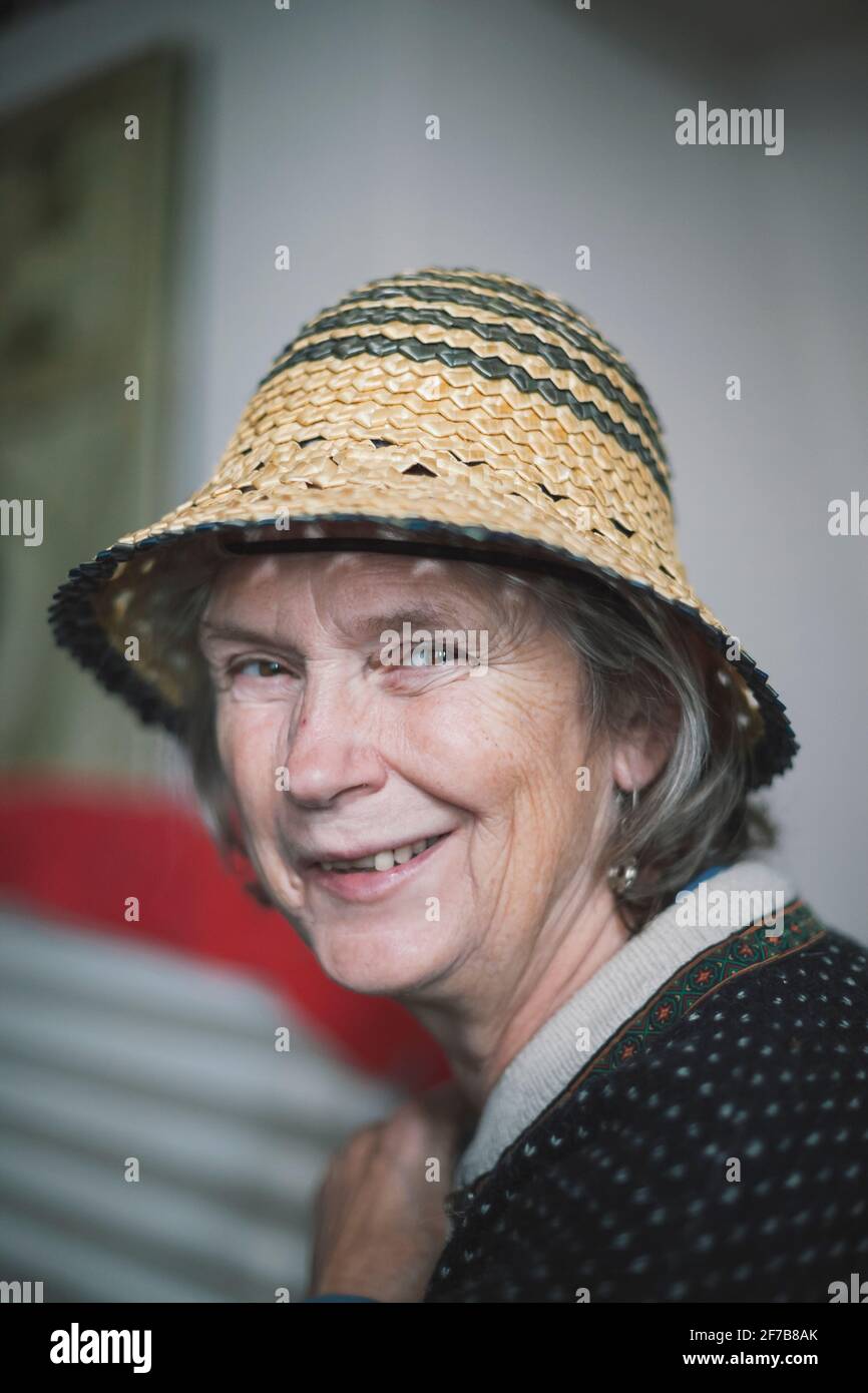 Ritratto di donna senior indossando cappello di paglia Foto Stock