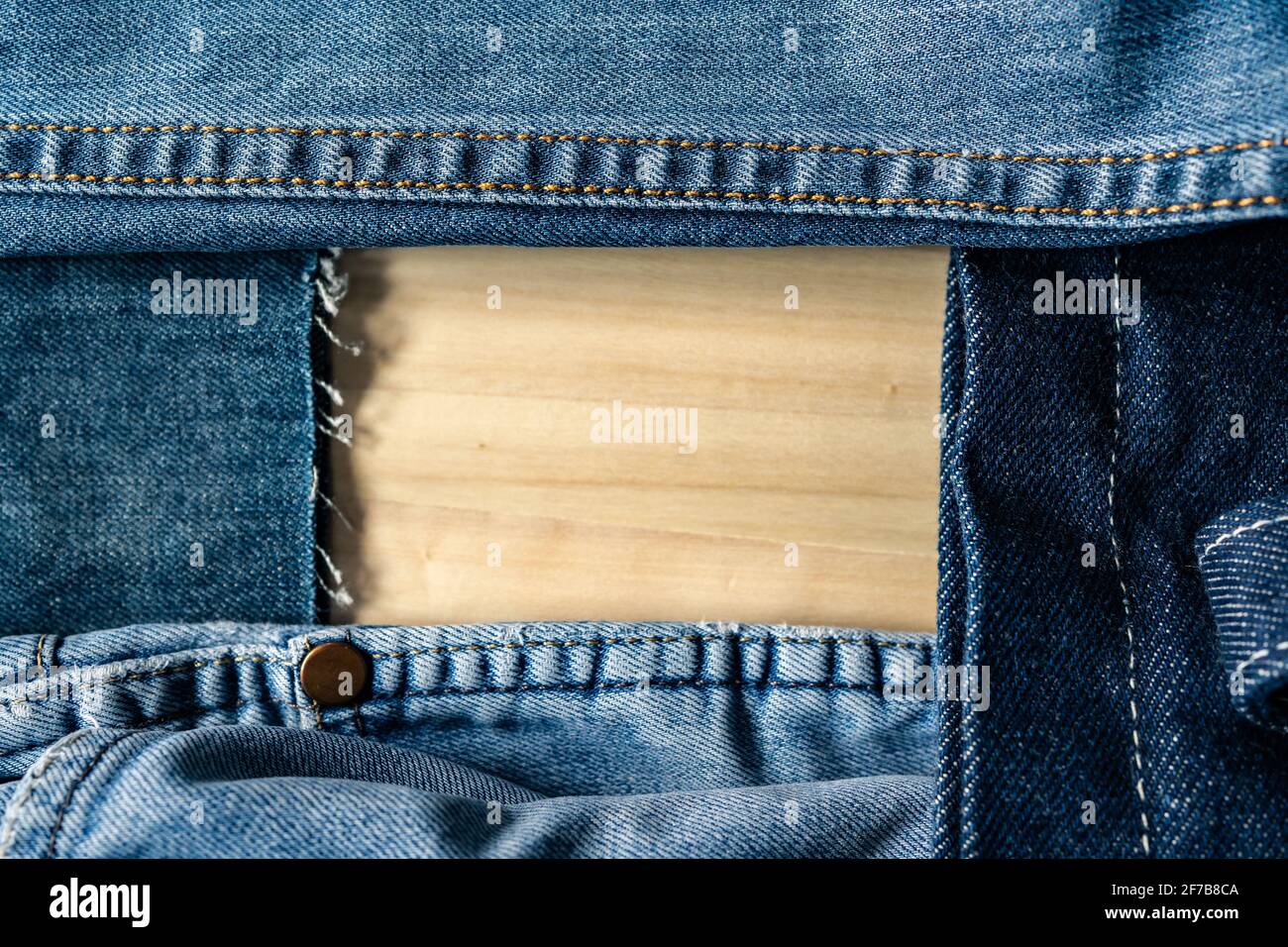 Una cornice fatta da jeans Foto Stock