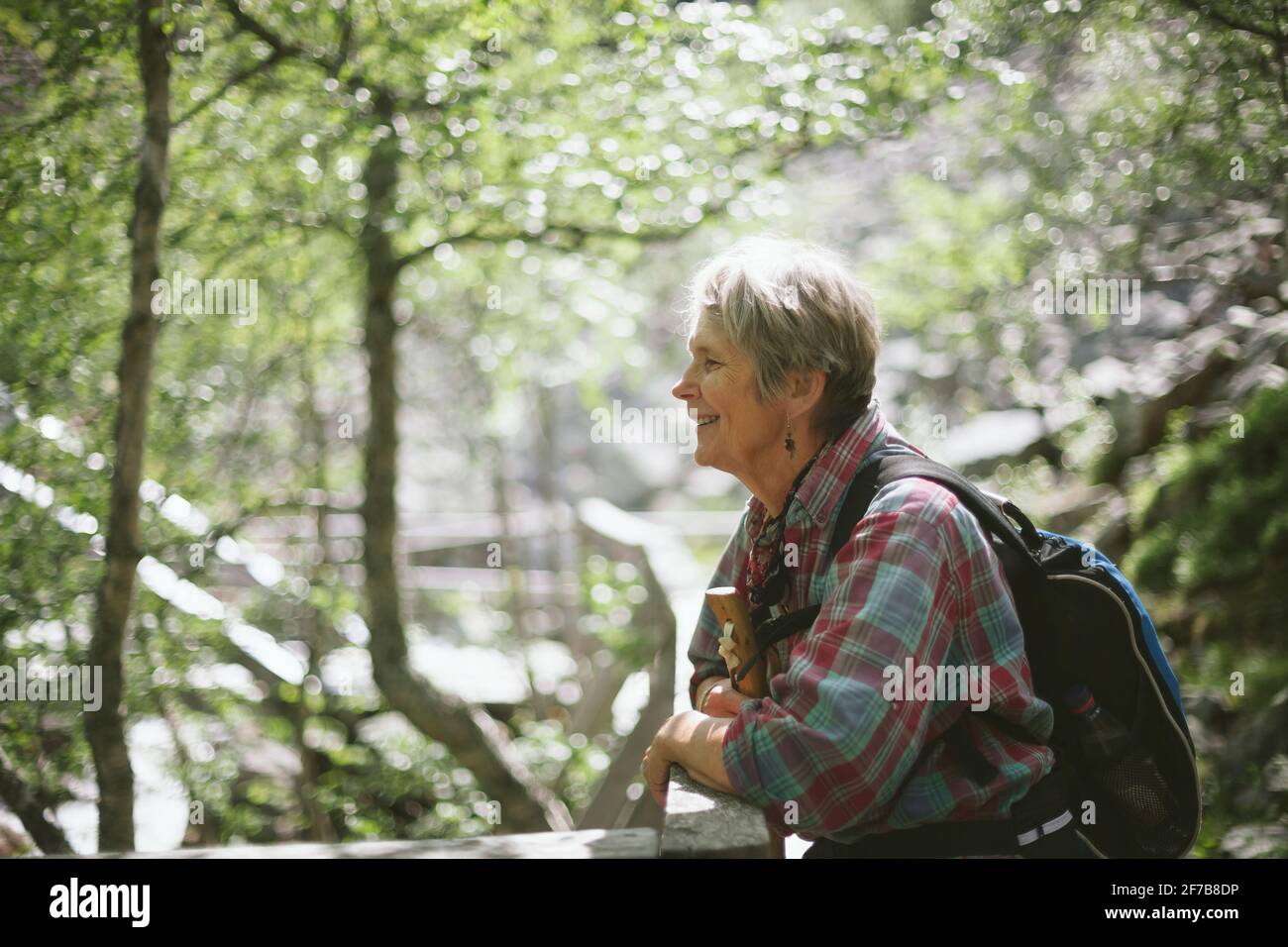 Donna anziana che guarda la vista Foto Stock