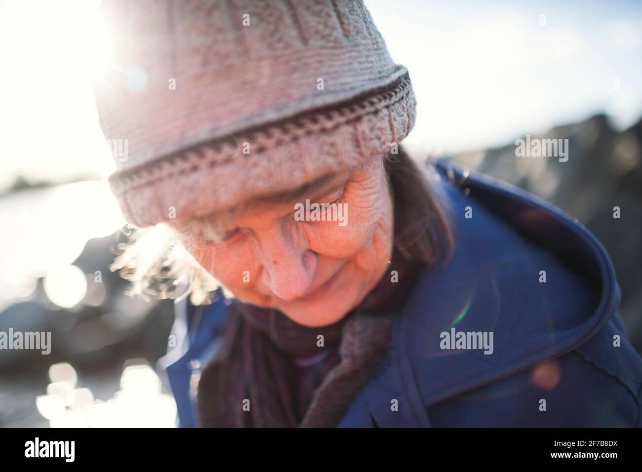 Senior donna che guarda lontano Foto Stock