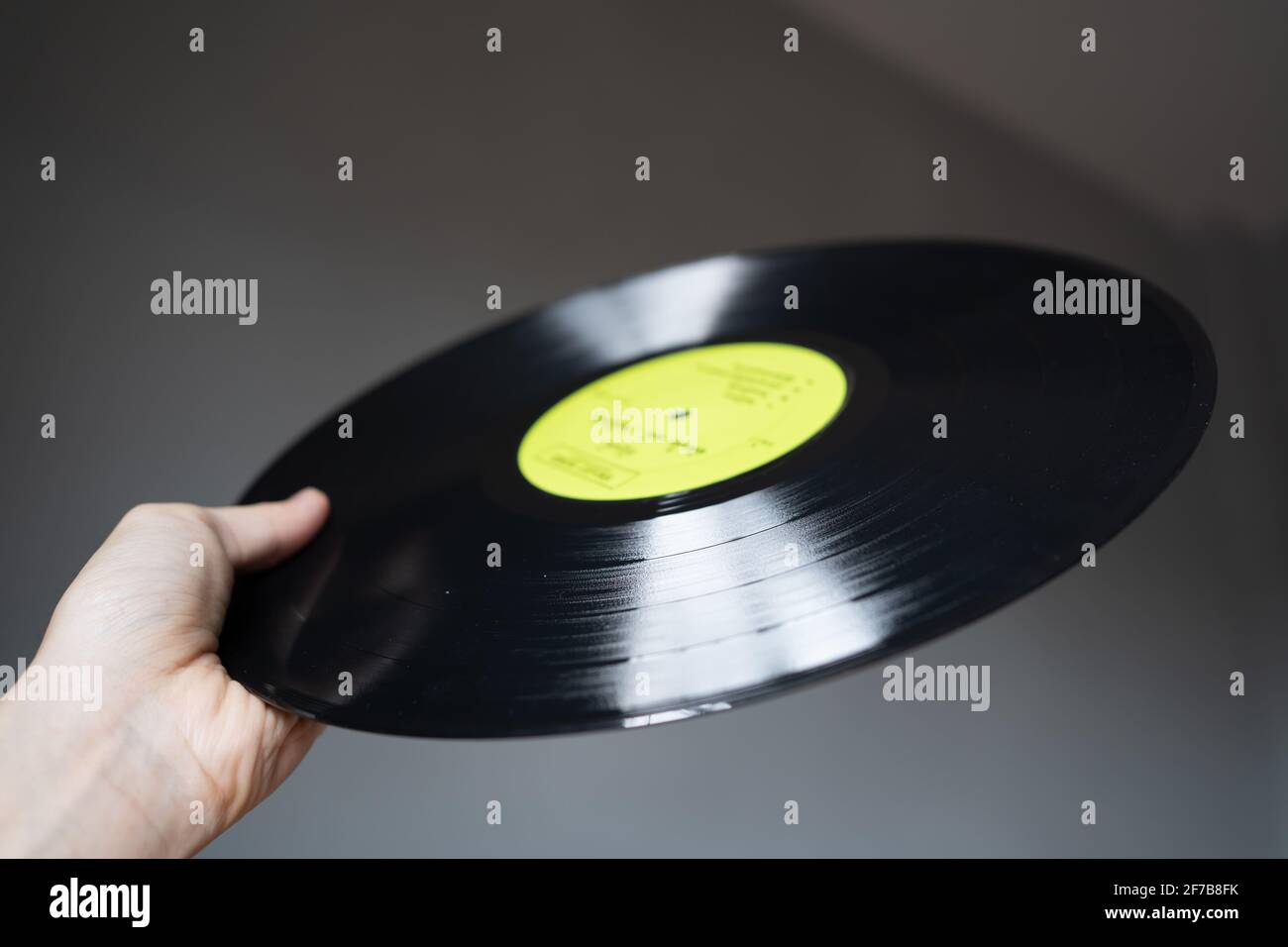 Un disco fonografo in mano Foto Stock