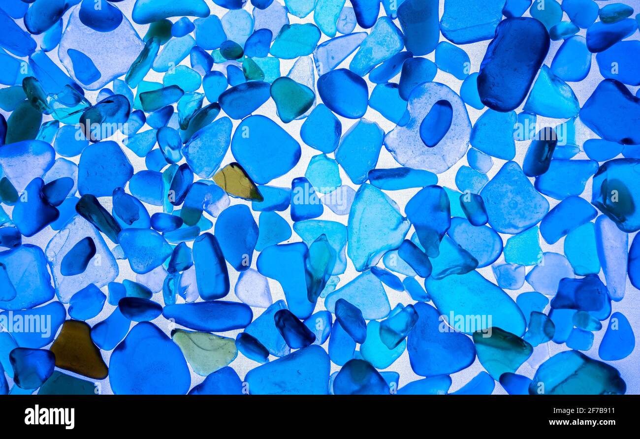 Sfondo estivo dalla vista dall'alto in vetro del mare. Vetro rotto dall'oceano. Modello marino. Mosaico oceanico. Colori naturali di blu, verde, bianco che si trovano sulla costa. Foto Stock