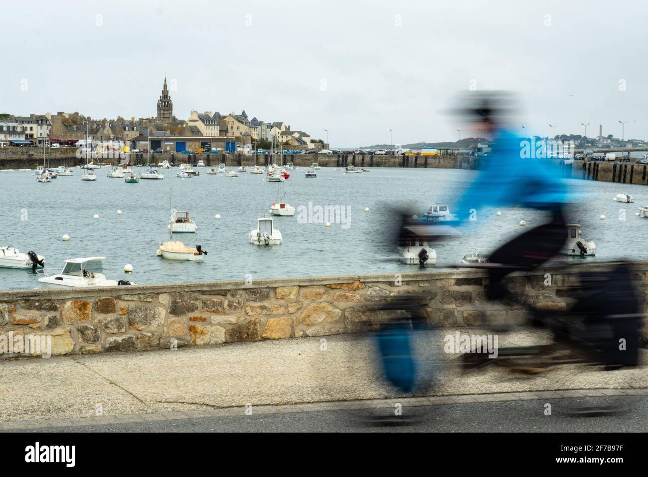 Un ciclista pesantemente carico che arriva a Roscoff, in Francia, dopo un lungo viaggio Foto Stock