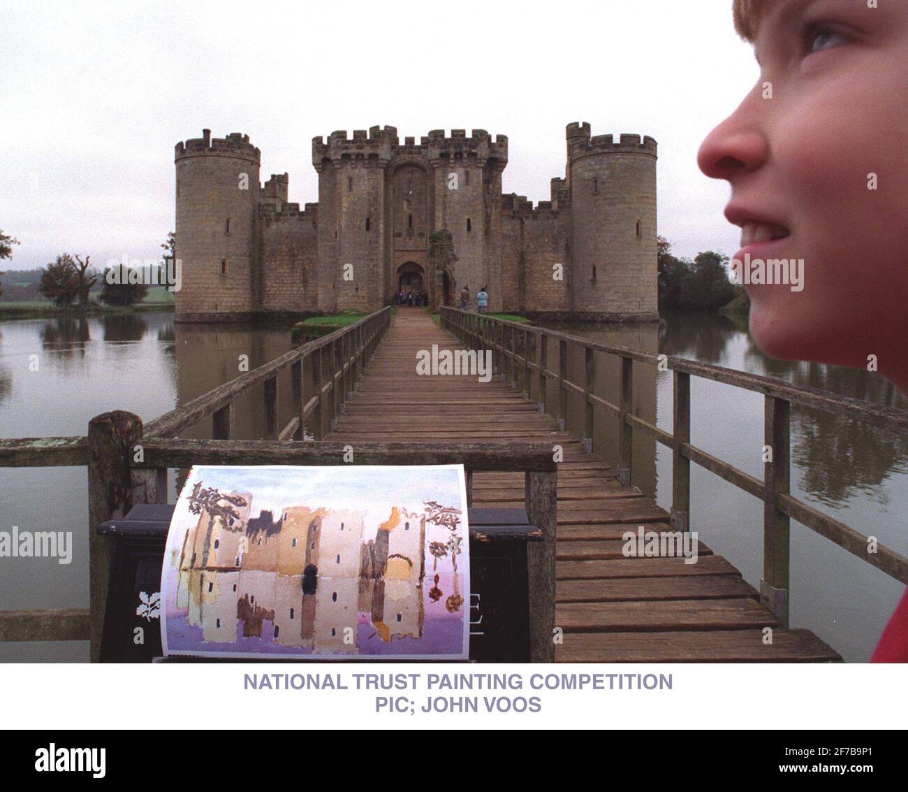 Frankie Patry ha 10 anni al di fuori del castello di Bodium con il suo dipinto del castello di Bodium. Foto Stock