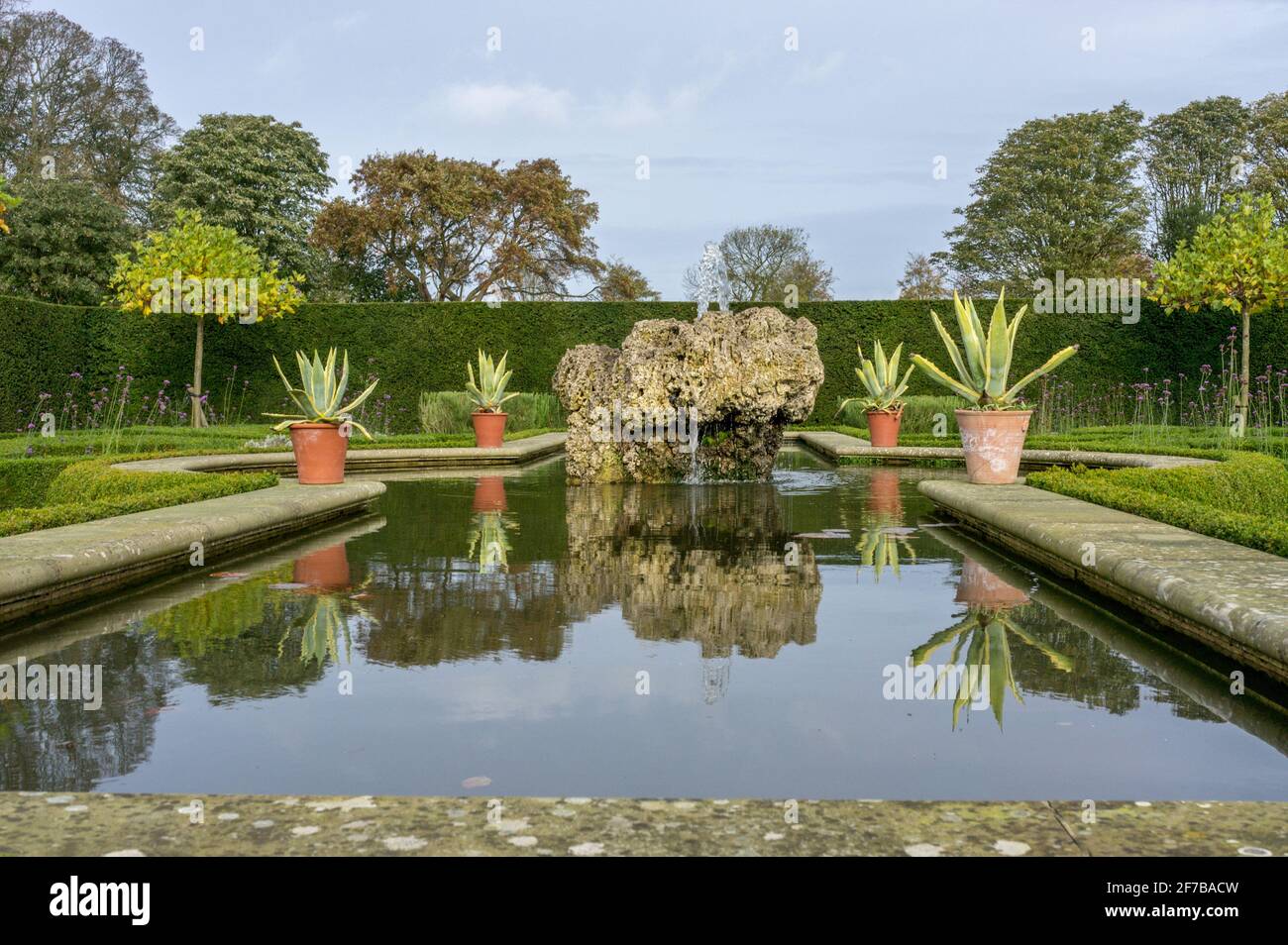 Houghton Hall Gardens in estate, Norfolk, Regno Unito; uno stagno nel giardino murato. Foto Stock