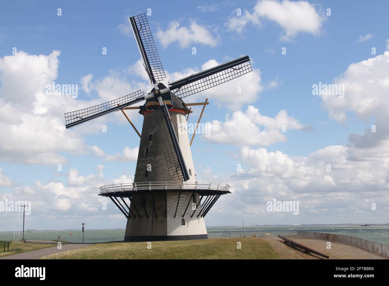 Un bel vecchio mulino a vento storico, con quattro ali Foto Stock