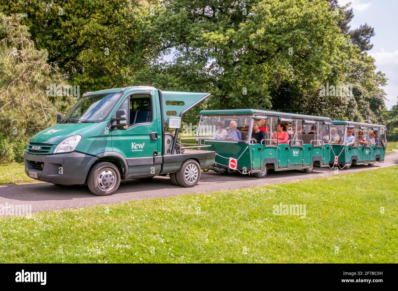 Treno terrestre che porta i visitatori in un tour dei Kew Gardens. Foto Stock