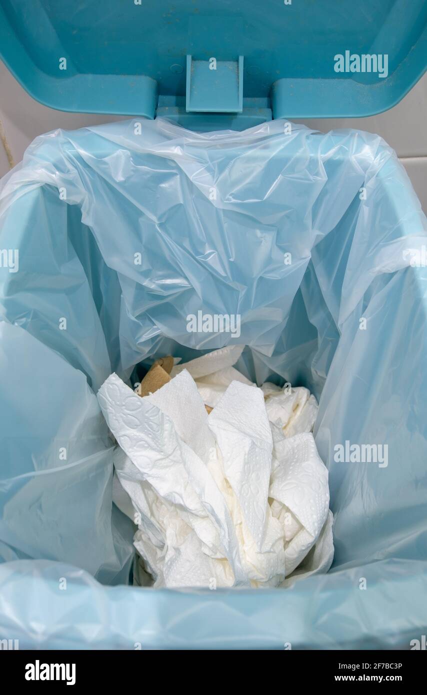 Primo piano della carta igienica usata nella busta di plastica sul cestino  vicino alla parete bianca, prima che la cameriera dell'ufficio venisse a  ritirarsi e a partire Foto stock - Alamy