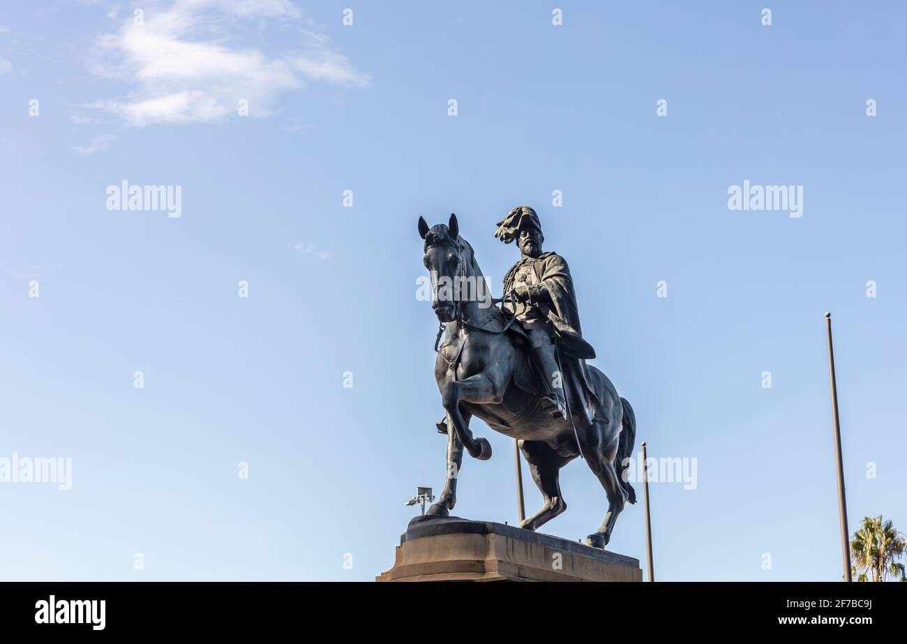 La grande statua equestre in bronzo di Thomas Brock sul piedistallo trachitico e la base commemora il Re Edoardo VII nel centro di Sydney. Australia. Foto Stock