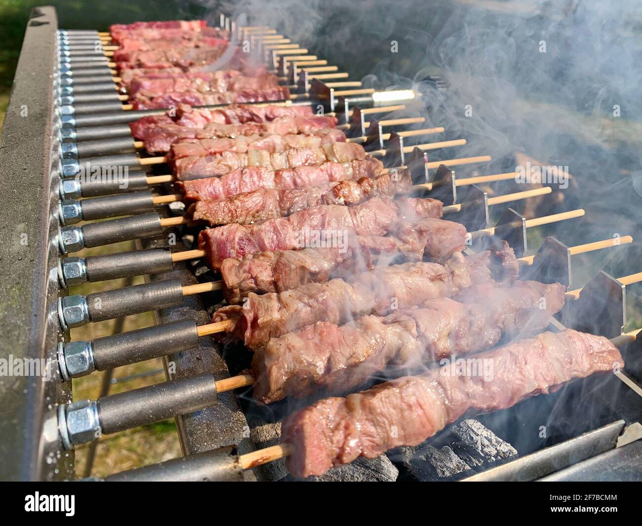 Gli arrosticini italiani sono spiedini di carne di pecora, una specialità della regione abruzzese. Foto Stock