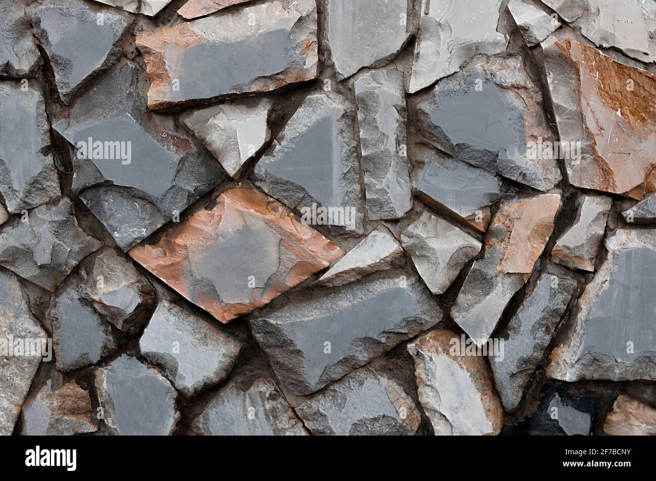 Struttura ruvida della parete di pietra. Marmo. Muro di pietra nella strada. Sfondo Foto Stock