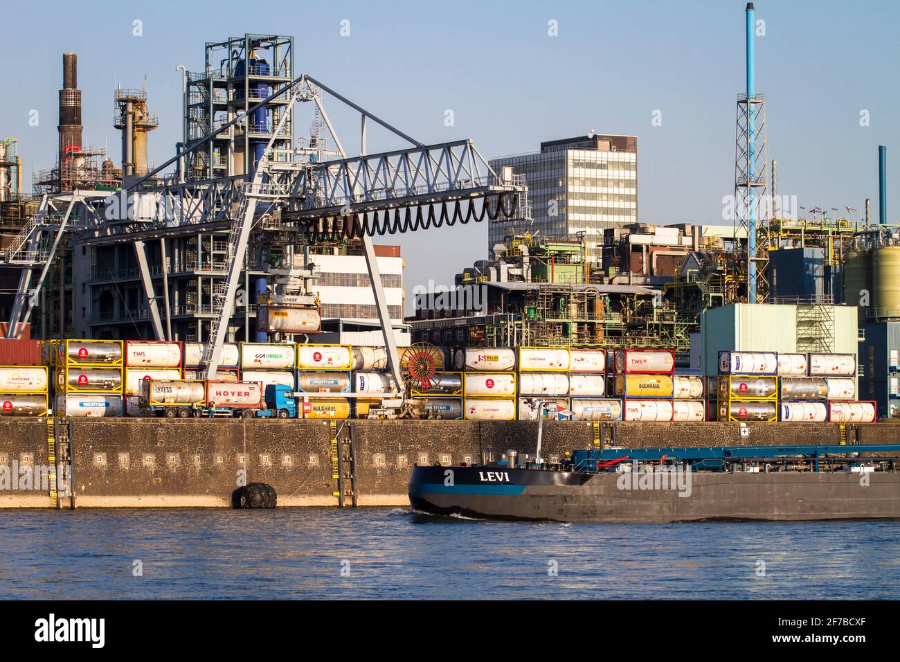 Vista sul Reno fino al Chempark, precedentemente conosciuto come Bayerwerk, Leverkusen, Renania Settentrionale-Vestfalia, Germania. Blick ueber den Rhein zum Chempark, Foto Stock