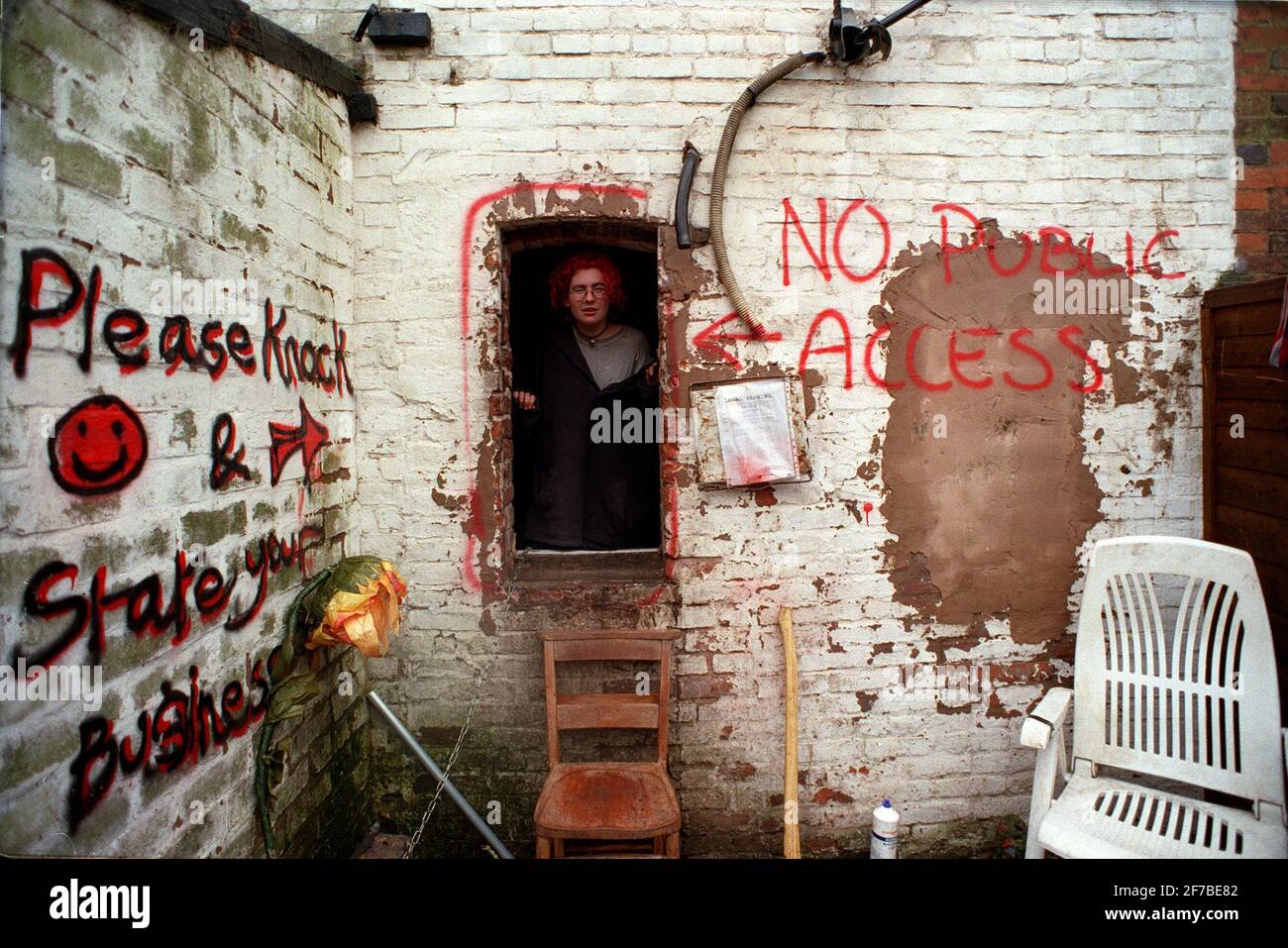 Emily squatting in una delle due case nel mese di giugno 1998 Protesta della strada a pedaggio di Birmingham contro il campo di tuft crumble Foto Stock