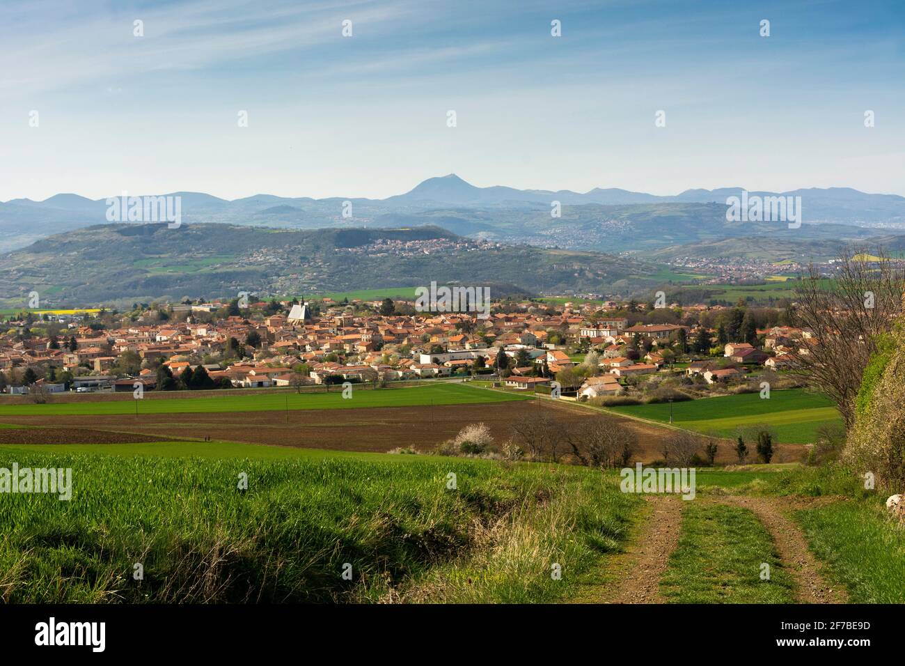 Vista sul villaggio di Vic le Comte, vulcano Puy de Dome sullo sfondo, dipartimento Puy de Dome, Auvergne Rodano Alpi, Francia Foto Stock