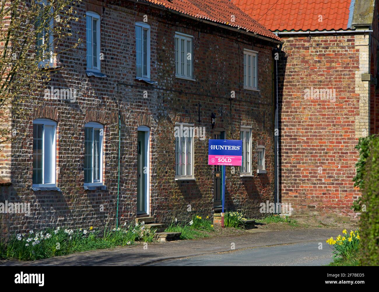 Casa venduto segno nel villaggio di Lockington, East Yorkshire, Inghilterra Regno Unito Foto Stock