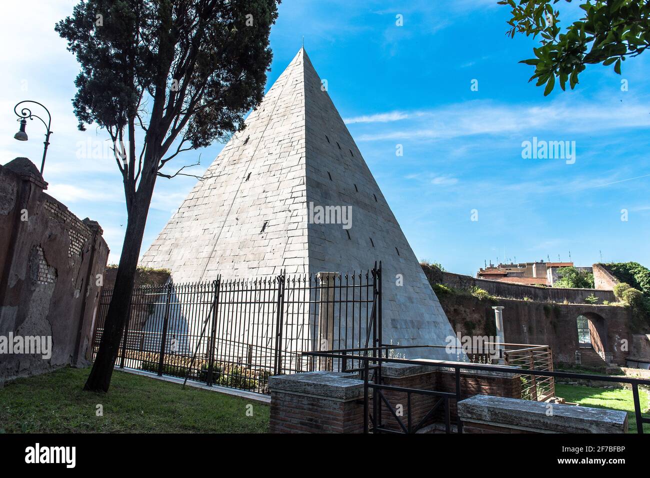 Piramide di Cestio, Sepolchrum C. Cestii, Cimitero Acattolico, Cimitero non cattolico, Roma, Lazio, Italia, Europa Foto Stock