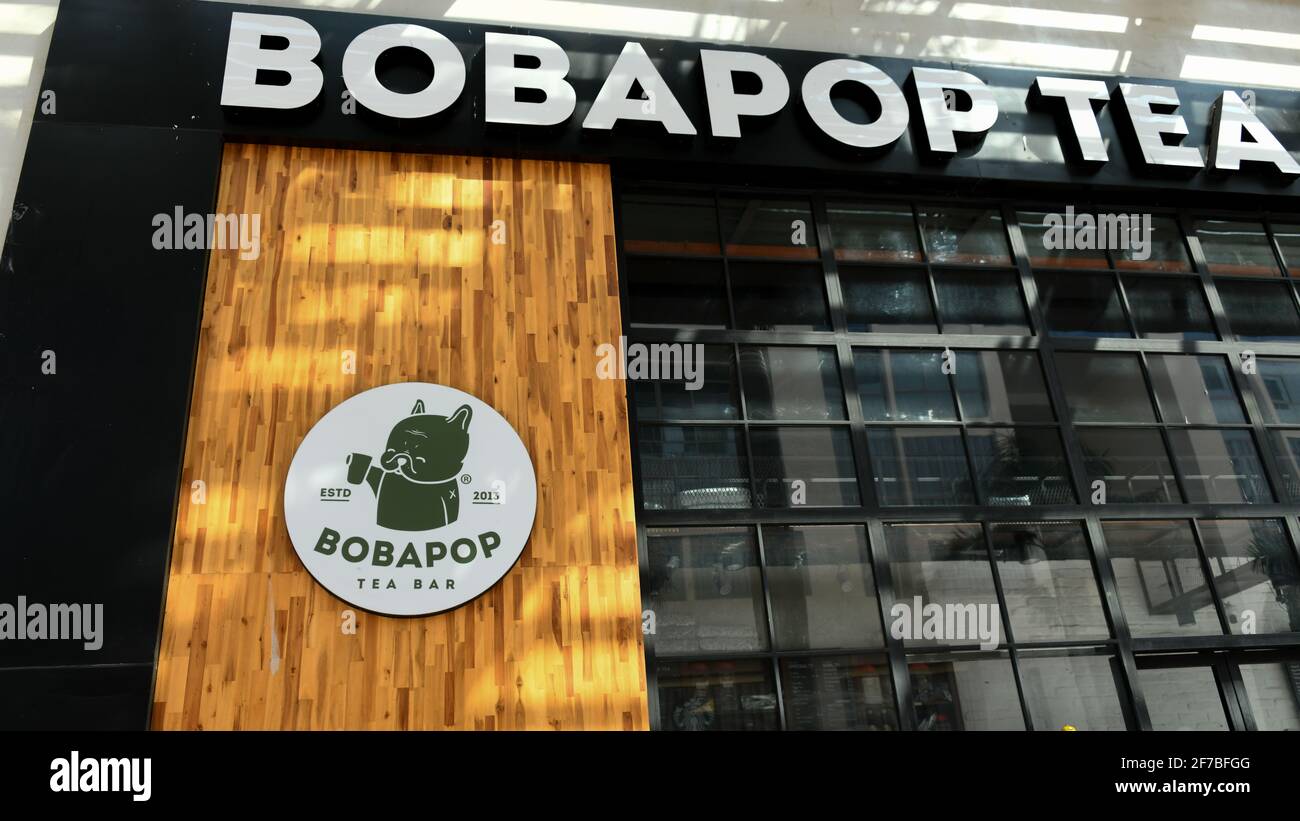 Ho Chi Minh City, 18 marzo 2021: La parte anteriore del negozio di tè taiwanese bolla con il logo carino nero cane, le parole con il logo audace, legno e vetro della finestra di design. Foto Stock