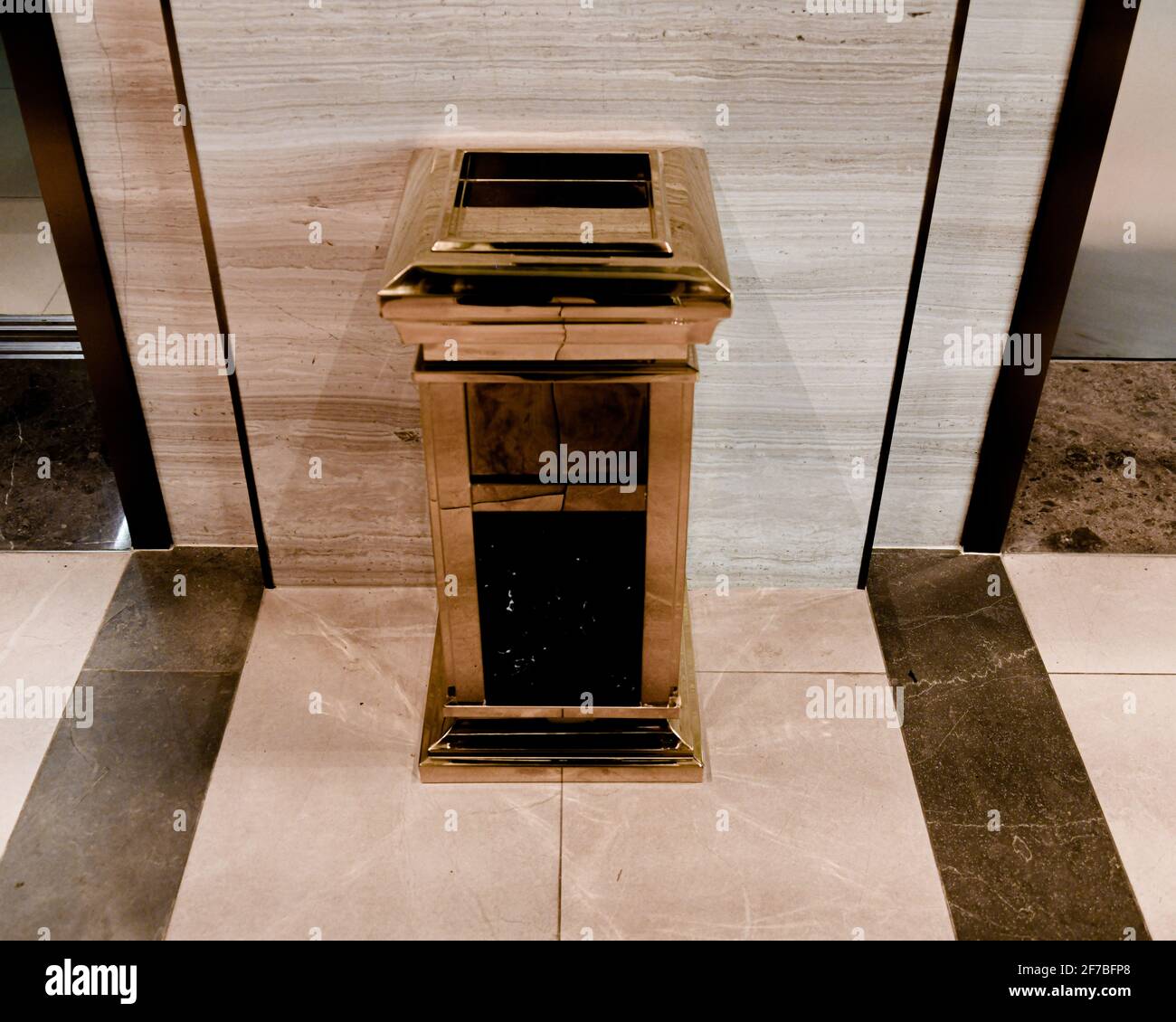 Ho Chi Minh City, 19 marzo 2021: Colore oro, acciaio inossidabile, cassoniera verticale con posacenere usata in hotel o in ufficio Foto Stock