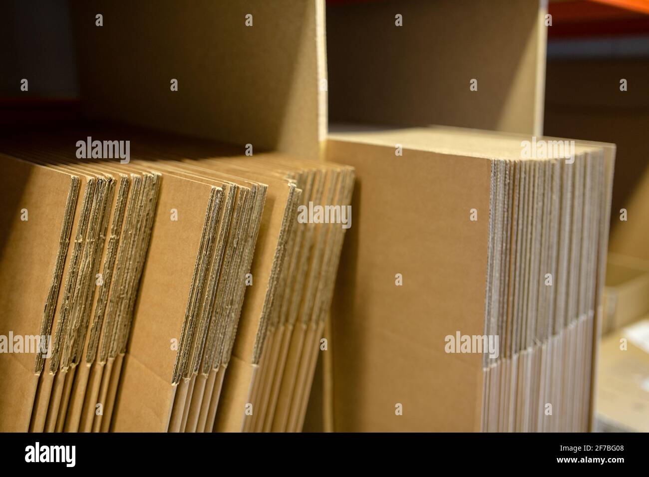 Una selezione di scatole/cartoni di spedizione piatti su un ripiano pronti per essere confezionati e imballati con il prodotto. Magazzino, spedizione, spedizione, concetto di pacco Foto Stock